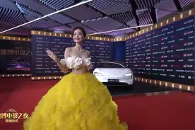 裹个浴巾球走红毯？古力娜扎大胆展示身材，造型太疯狂丨电影之夜视频封面