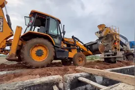 JCB 3DX挖掘机协作水泥搅拌车，在建造池塘岸时浇灌水泥 #挖掘机视频封面