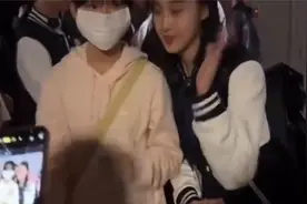 清华学霸彭弋航撞脸刘亦菲，亮哥高呼卢秀芳也是，都自豪沾光了。视频封面