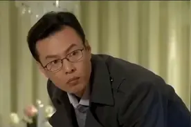 弟妹穿短裙睡衣往沙发一躺，结果姐夫回家撞见，浑身激灵.视频封面