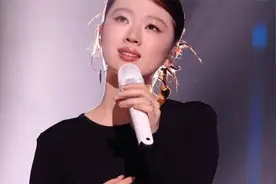 歌手2025第三期 单依纯《爱情拉拉拉》超级感人 全场热泪盈眶