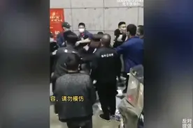 盘点令人窒息的暴怒场面，不还手的才是真狠人，路人：难以置信！视频封面