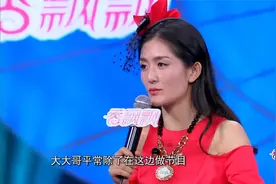 谢娜真是太坏了，现场挠小伙痒痒，小伙都憋不住了