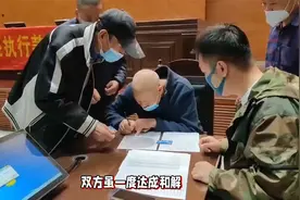 男子提三麻袋硬币还债，被罚2000元 ，法院：违规，罚！视频封面