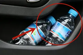 为什么说车内不能放矿泉水？交警：再说最后一次，有车一族都看看视频封面