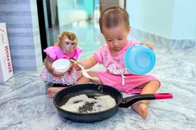 Diem走进厨房为饥饿的小猴子Kaka做饭视频封面