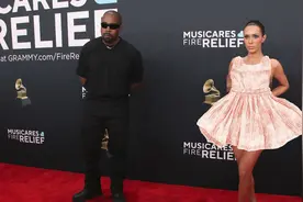 侃爷拉低格莱美红毯档次，让老婆穿透视装出镜，自己着装很正常视频封面