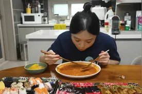 【HAMZY的晚餐】辣芝士Buldak拉面配寿司西瓜甜点！视频封面