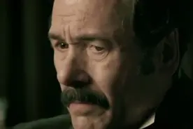 泰坦尼克号撞击后，史密斯船长下令发出求救讯号，并安排救生艇视频封面