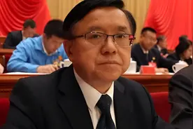 全国政协委员吕国泉：建议探索放开公务员考试35周岁限制视频封面