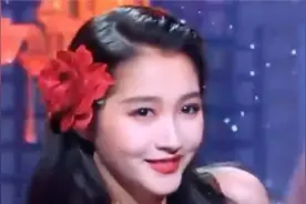 关晓彤一身红裙大秀性感舞蹈，舞台上太吸睛了！关晓彤秀舞姿合集视频封面