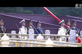 清澈的爱 只为中国｜重磅微视频：擎旗（新华社）