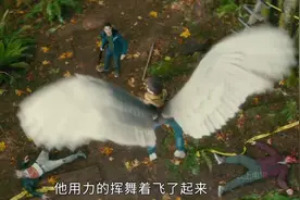 男人一觉醒来，头上长出恶魔之角，还长出来翅膀！视频封面