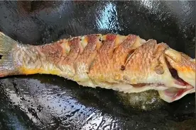 不管煎什么鱼，不要急着先下锅，教你一招，煎出的鱼不破皮不粘锅视频封面