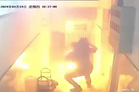 男子将电动车电池拎回家充电，还没放下就突然爆燃视频封面