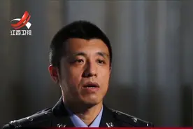 男子浑身是血倒在家中，医生判断并非摔伤，蹊跷血迹引起警方怀疑视频封面