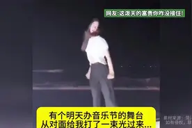 女子在沙滩上跳舞突然一束光打过来，下一秒她的反应笑不活了视频封面
