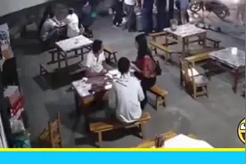 116. 结局极度舒适：白衣男喝多找茬，结果被一群人一顿暴揍视频封面