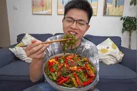 小伙又馋辣椒了，网购点樟树港辣椒炒牛肉，一口下去好满足