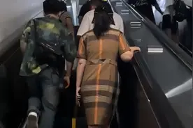 建议乘坐电扶梯时保持静立，多地地铁电梯不再提倡左行右立