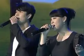 小沈阳夫妻合唱《十送红军》经典红歌，深情的歌声，让人回味无穷视频封面