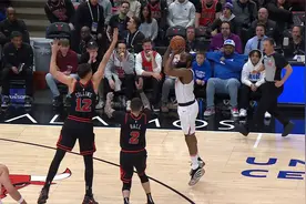 NBA精彩时刻：登峰造极！哈登末节关键时刻命中招牌后撤步三分视频封面