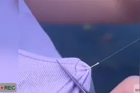 女子钓鱼结果把自己衣服勾到，当她转身那一刻我绷不住了视频封面