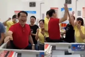 学生高考837分班主任报喜，女老师愣神后尖叫出声，下秒全场沸腾视频封面