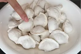 煮冻饺子，用冷水和开水煮都是外行！教你一招，出锅比新鲜的好吃视频封面