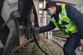 火车的秘密：为何乘务员晚上要强制拉窗帘，火车还会停在半路上？