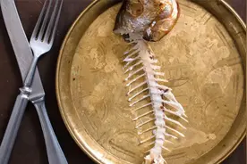 男子误吞5cm鱼刺卡喉，喝醋吞饭扎破动脉次日呕血身亡，医生提醒视频封面