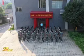 “兵教师”宣讲团：把国防教育的种子播洒进校园视频封面