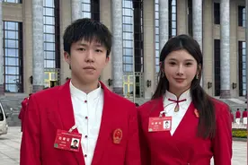 太幸福！吴艳妮合照孙颖莎王楚钦，网友：古希腊三位掌管挨骂的神视频封面