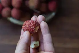 吃荔枝上火？试试用荔枝壳煮水喝，原来许多人还不知道它的妙用视频封面