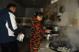 元宵节 ，吃汤圆，桃子姐在家自制大汤圆，一家人其乐融融视频封面