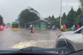 北京八区发布暴雨橙色预警：后厂村又堵了，积水淹过部分公交站台视频封面