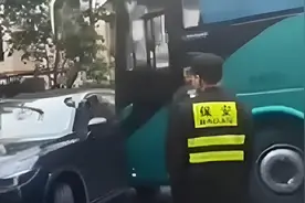 上海警方通报校车故意撞私家车：一人受伤，已控制大巴司机视频封面