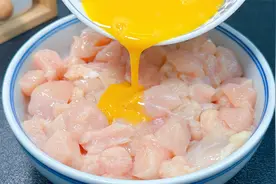 鸡胸肉切成丁淋入鸡蛋，教你神仙吃法，我家一周吃7次，营养解馋