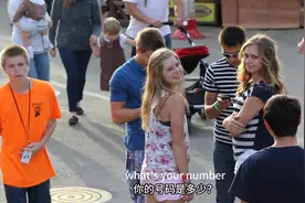 国外街头向女孩要电话号码 #国外街头  #搭讪  #美女  #要电话视频封面