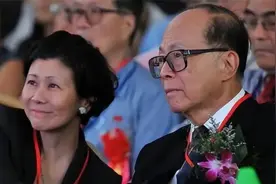 95岁李嘉诚坐轮椅现身寺庙，小32岁知己周凯旋相伴左右，画面温馨视频封面