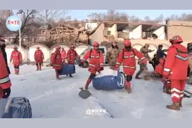 甘肃地震武警官兵转移安置受灾群众视频封面