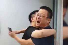 盘点高考查分激动瞬间，当看到孩子的分数，家长比孩子更激动视频封面