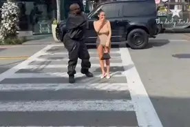 一个像冬天，一个像夏天：侃爷夫妇的时尚穿搭冰火两重天！视频封面