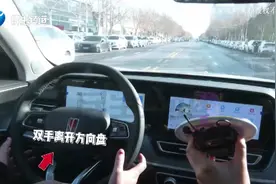 新车买八天，行驶中方向却会向右偏？女子：反复修一直没有修好视频封面