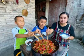 40元买了3斤黑毛猪肉，和酸辣一起炒，下饭太香了视频封面
