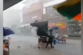 广西河池多地突降冰雹 街上有流动摊位被吹跑 居民棚顶被砸穿视频封面