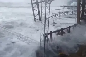 “百年一遇”暴风雪席卷黑海多国 海水倒灌房屋被冲“碎”视频封面