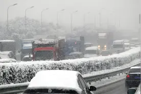 受降雪影响，北京市管界京沪高速、大广高速等采取临时封闭措施