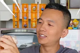 用手电筒照东鹏特饮底部，号称可以100%中奖，没想到竟然是真的？