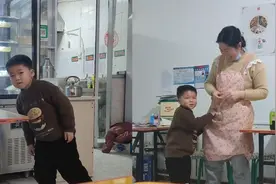 姐姐放假回家假装顾客吃饭，弟弟察觉异样不敢认，听声音立马飞扑视频封面
